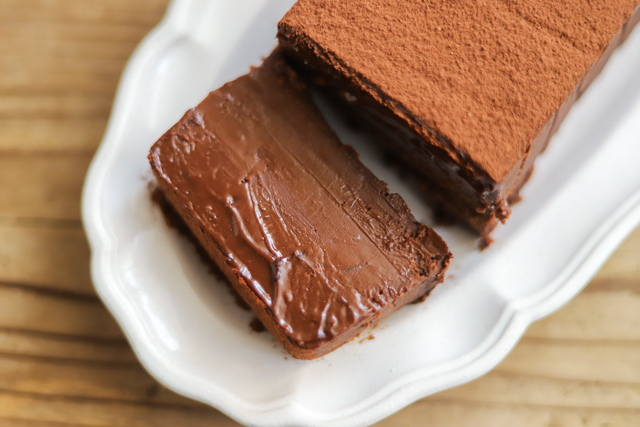 つややかな断面の金塊チョコケーキ