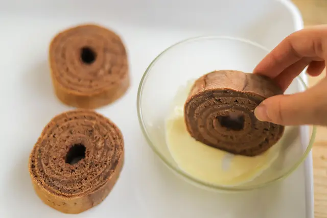 フライパンチョコバウムクーヘンの作り方:バウムクーヘンを溶かした板チョコでデコレーション