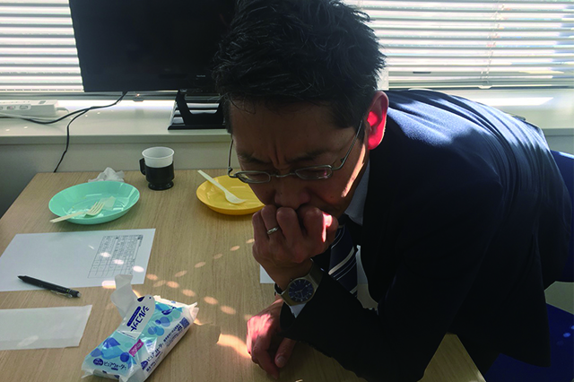 考え込む町井