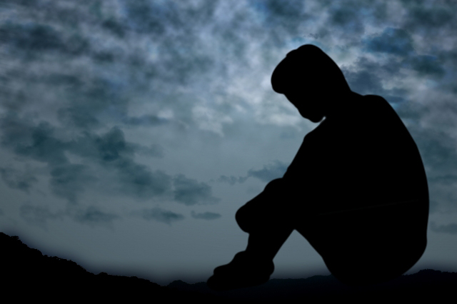 就職して一人暮らしを始めたことで孤独を感じる男性