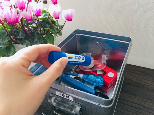 箱に文房具を入れる