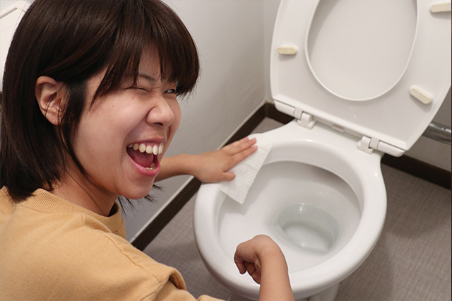 トイレクリーナーでトイレを掃除する木村