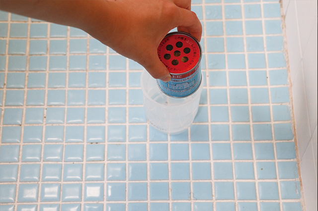 防カビ剤の使い方:付属の透明カップに水を入れ、赤いシールが上になるように本体をセット!