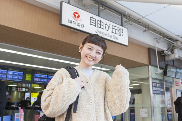 自由が丘駅前にいる女子大学生
