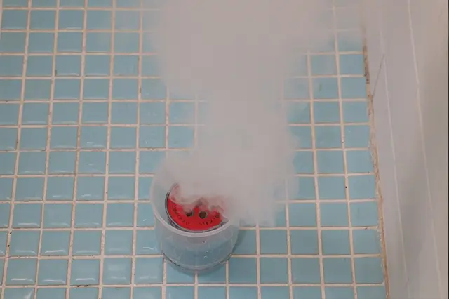 防カビ剤の使い方:約1分くらい経つと煙がもくもくと!煙がお風呂の外に漏れないように、窓やドアをしっかり閉めるのがポインツ