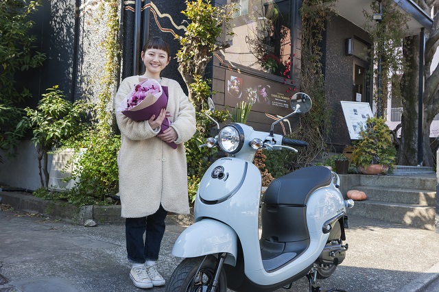 遠くの花屋まで原付で来た女子大学生