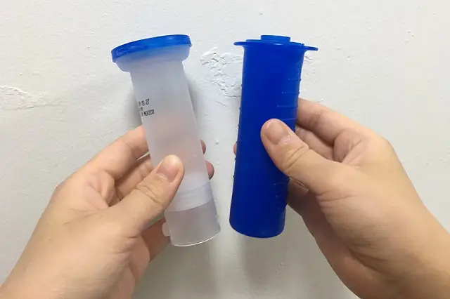 トイレスタンプの使い方:パーツはこの2つ。左の容器にスタンプ剤が入ってて、右側の容器で押し出すという仕組み