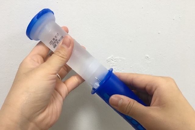 トイレスタンプの使い方:左の容器と右の容器の凹凸部分を合わせて……