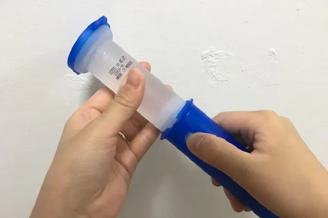 トイレスタンプの使い方:左の容器と右の容器の凹凸部分をカチッとはめる