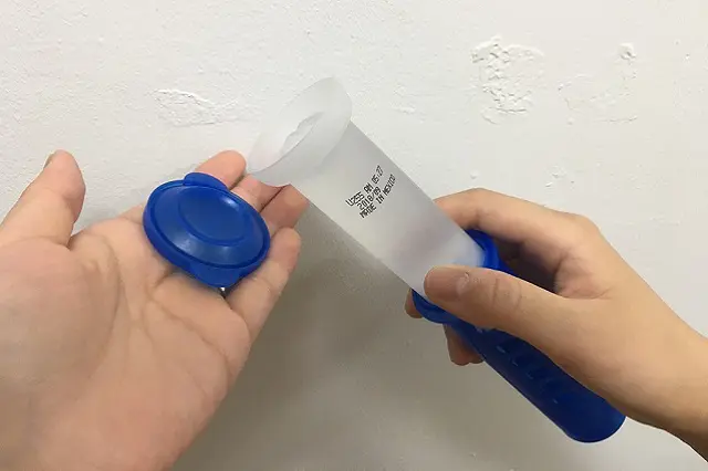 トイレスタンプの使い方:透明容器の先端についているキャップを外す