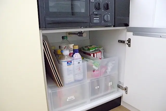 整理収納アドバイザー兼ミニマリスト・三吉まゆみさん宅のコンロ下の調味料収納。とてもすっきりしている