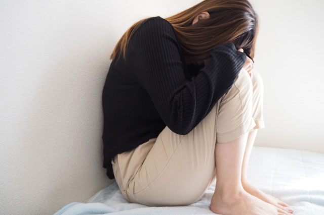 近隣トラブルに悩み困り果てた女性