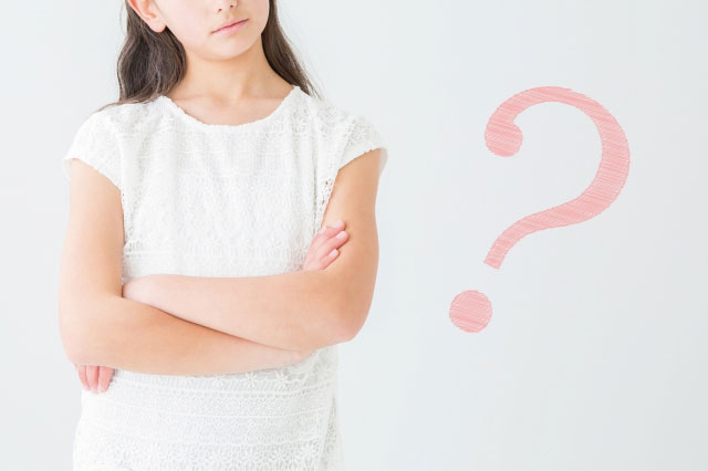 近隣トラブルで悩み、相談先を考える人