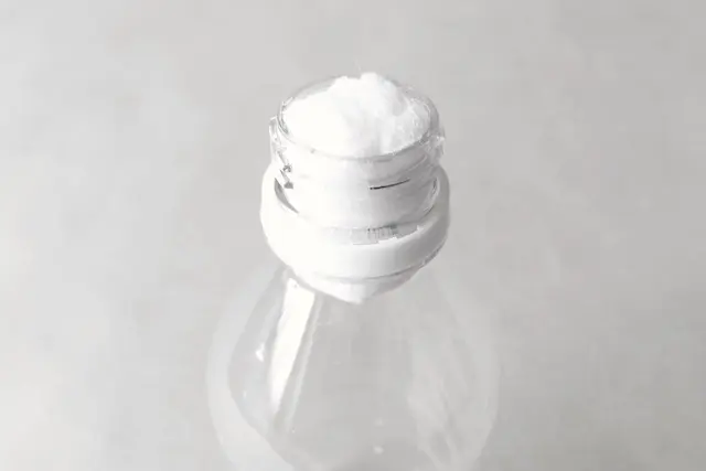 防災アイテム・ペットボトル濾過器の作り方の工程:ペットボトルの飲み口に綿を詰めた様子