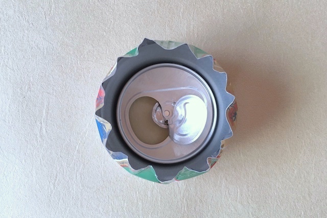 防災アイテム・アルミ缶コンロの作り方の工程：ラジオペンチでアルミ缶にくぼみをつけた様子