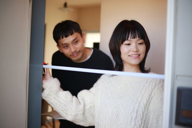 搬入経路を計測する夫婦