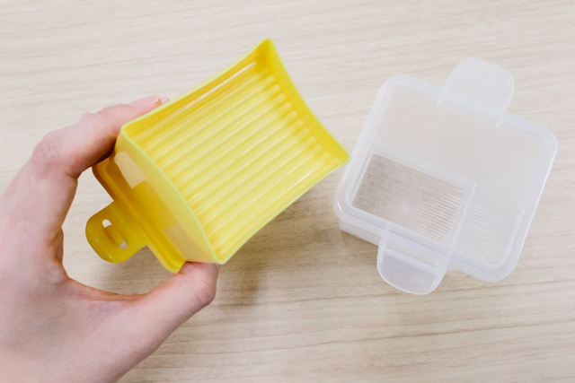 本体の底と押し型は、それぞれ丸みを帯びたギザギザ形