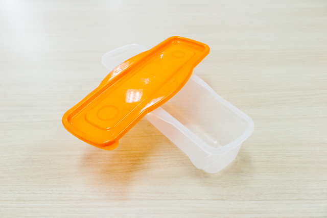 本体と湯切り用のフタ。フタには1人前・1.5人前のパスタの量を計れる○型のゲージがついている