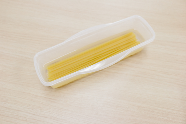 100均調理器「電子レンジで簡単パスタ」に水とパスタを入れた様子
