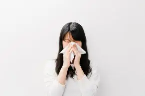 鼻をかむ女性