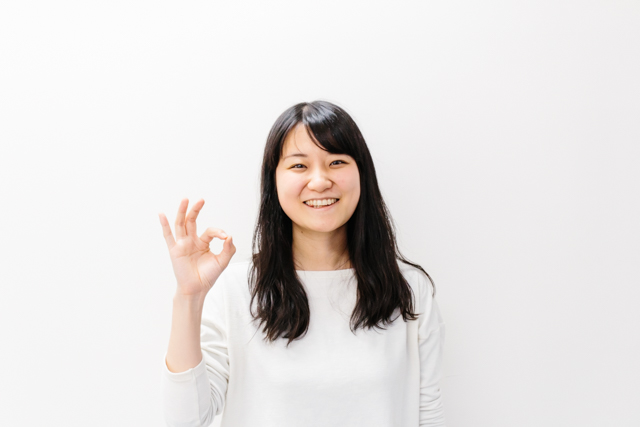 OKサインをする女性