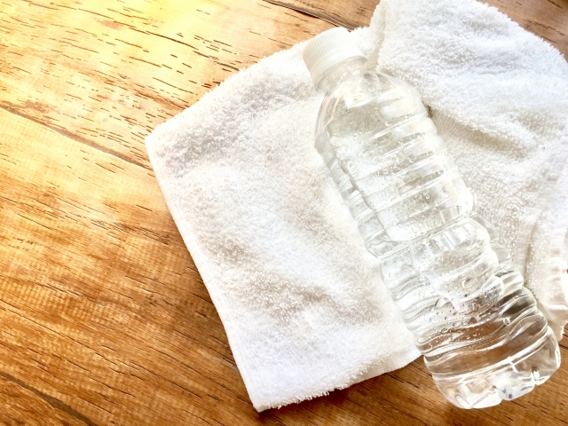 水分補給が必須の高温のドライサウナに対し、ミストサウナは体温に近い温度