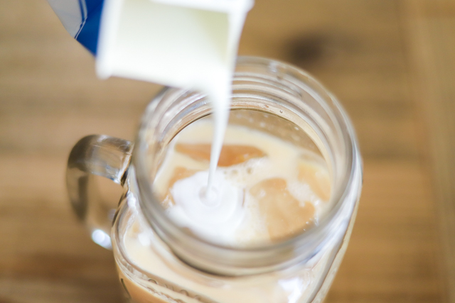 牛乳を注げばアイスロイヤルミルクティーに