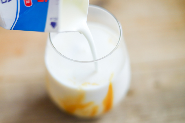 黒糖タピオカとミルクの作り方:牛乳を静かに注ぐ