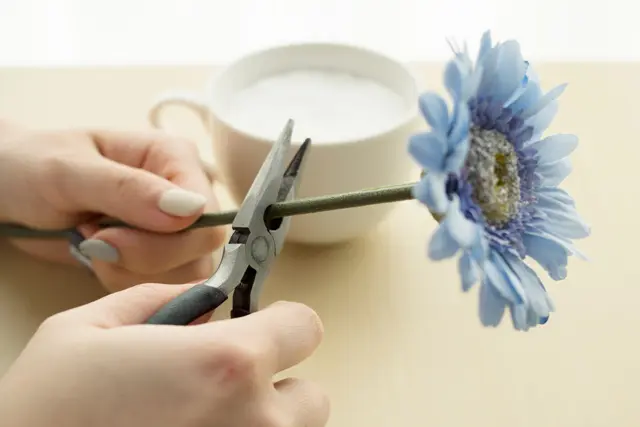 100均の材料で作る造花アレンジメントのレシピ:造花の茎部分をはさみでカットする
