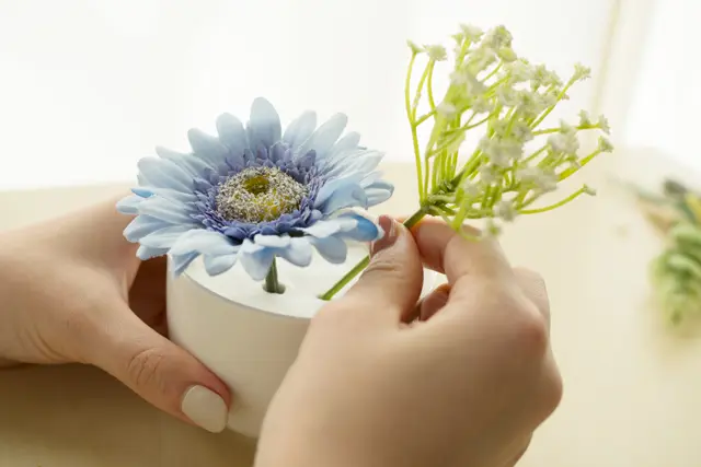 100均の材料で作る造花アレンジメントのレシピ:紙粘土をつめた器に造花を刺していく