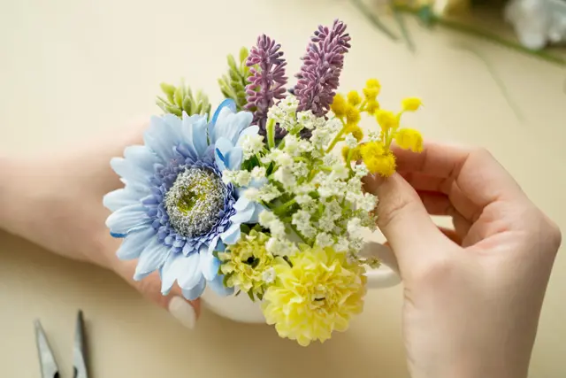 100均の材料で作る造花アレンジメントのレシピ:紙粘土をつめた器に造花を刺していく