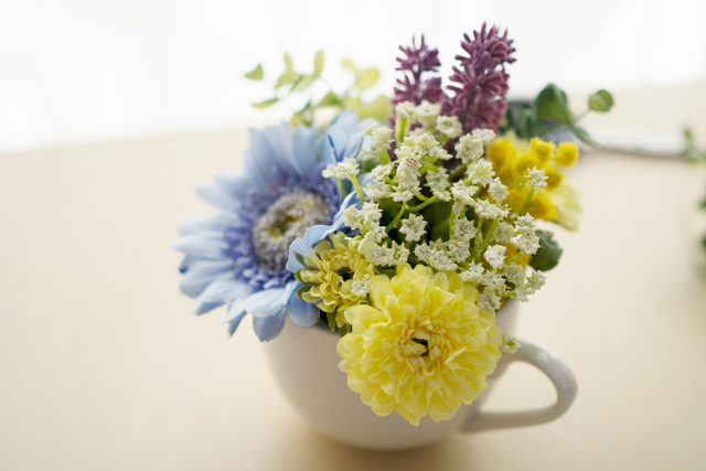 100均の材料で作る造花アレンジメントのレシピ：紙粘土をつめた器に造花を刺していく