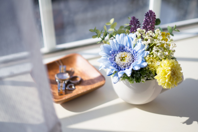 お部屋をパッと春らしく！100均材料で作れる簡単造花アレンジメント