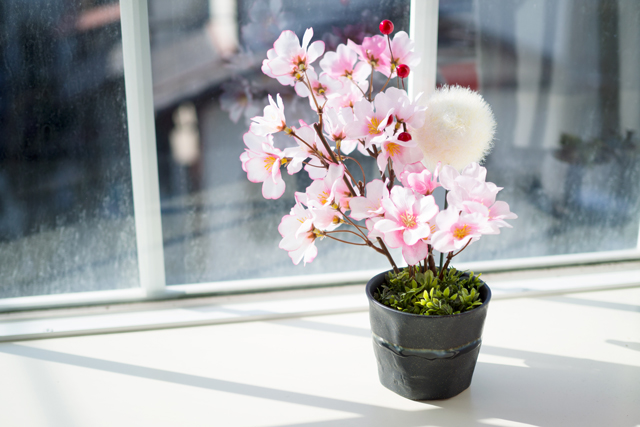 和食器と桜を組み合わせた造花アレンジメント