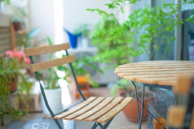 【ベランダのある部屋で一人暮らし】ガーデンテーブルとチェアを置くだけでもカフェ気分を味わえる