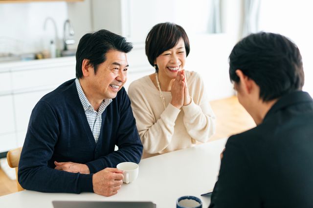 販売員と相談するミドル夫婦