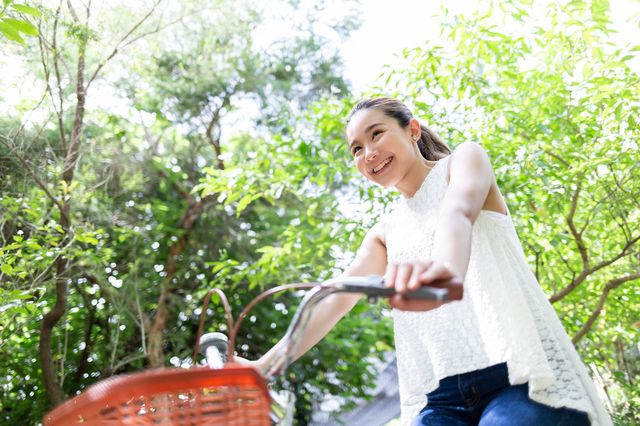 自転車に乗った女性