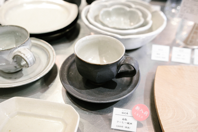 cotogotoの店内。陶器のマグカップ