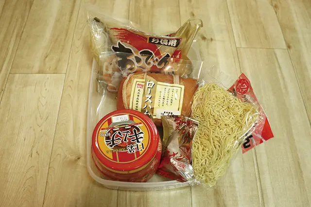 長期保存できる食品は密閉容器をトレー代わりにしてまとめる