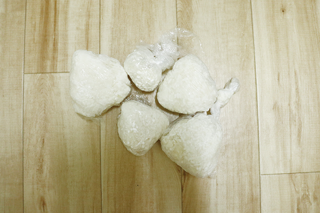 まるめて冷凍されたご飯