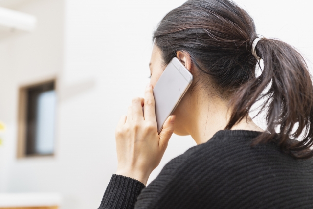 家賃の引き落とし日はいつ? 支払いできない場合は変更できるの? 家賃 口座振替 払えない 電話をする女性