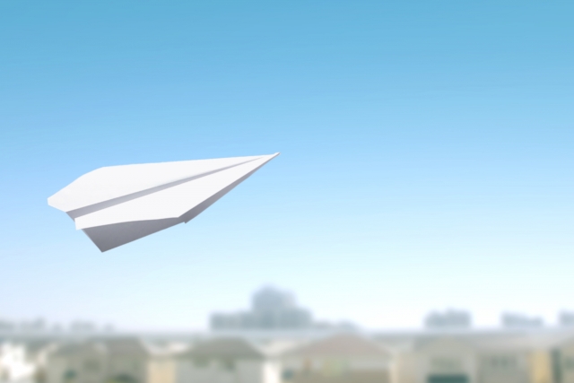 一人暮らしをして頑張っている人たちの夢をのせた紙飛行機
