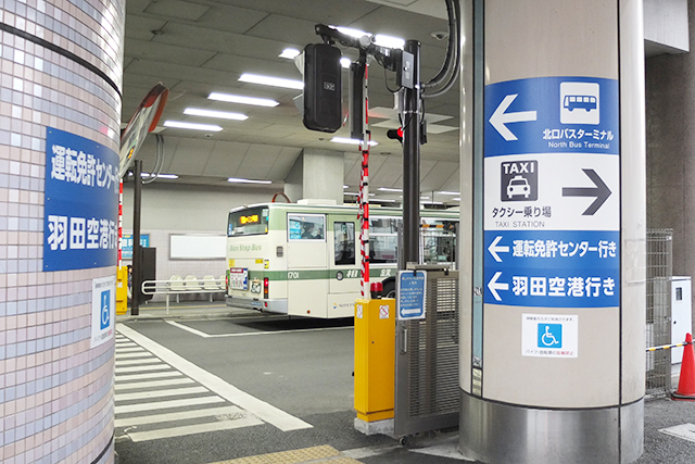 試験場行きのバス停