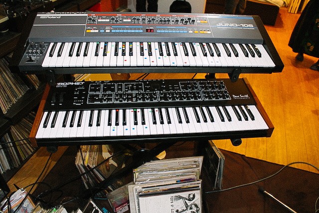 アナログシンセサイザーの「Roland JUNO-106」と「Prophet Rev2」