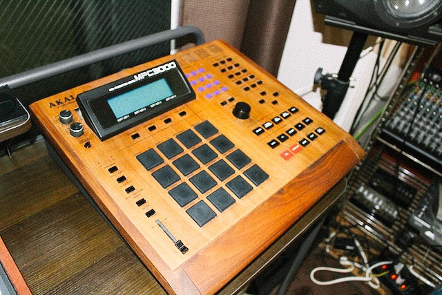 サンプラーの名機「AKAI MPC3000」(ウッドカスタム済み)