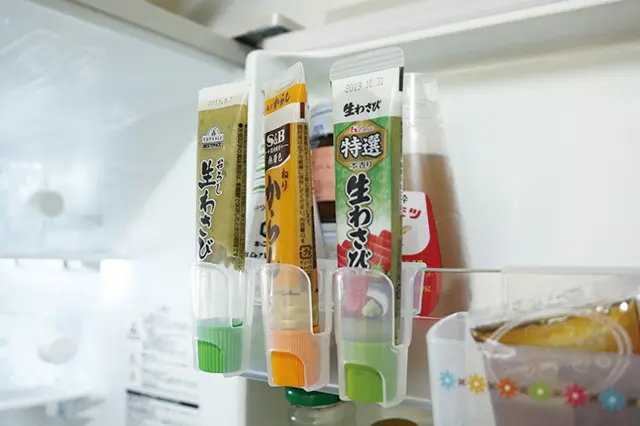 薬味チューブホルダーをドアポケットに装着