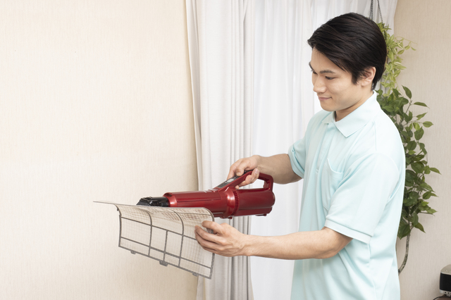 フィルターを掃除する男性