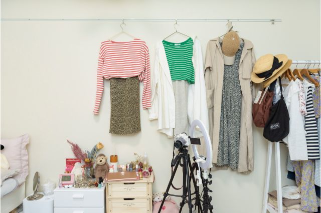 YouTuber/インスタライバーのももち(牛江桃子)さんのお部屋に掛けられた洋服たち