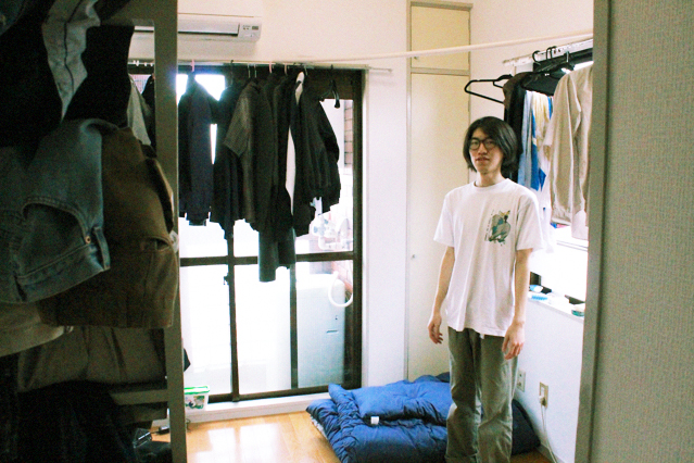 部屋に立つ城戸さん