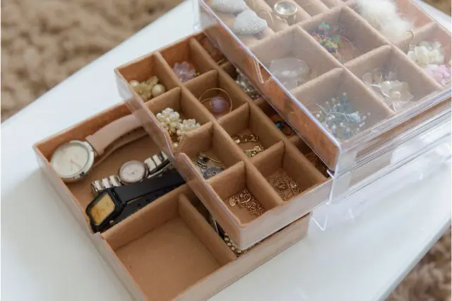 100円ショップのアイテムで自作したアクセサリーケース
